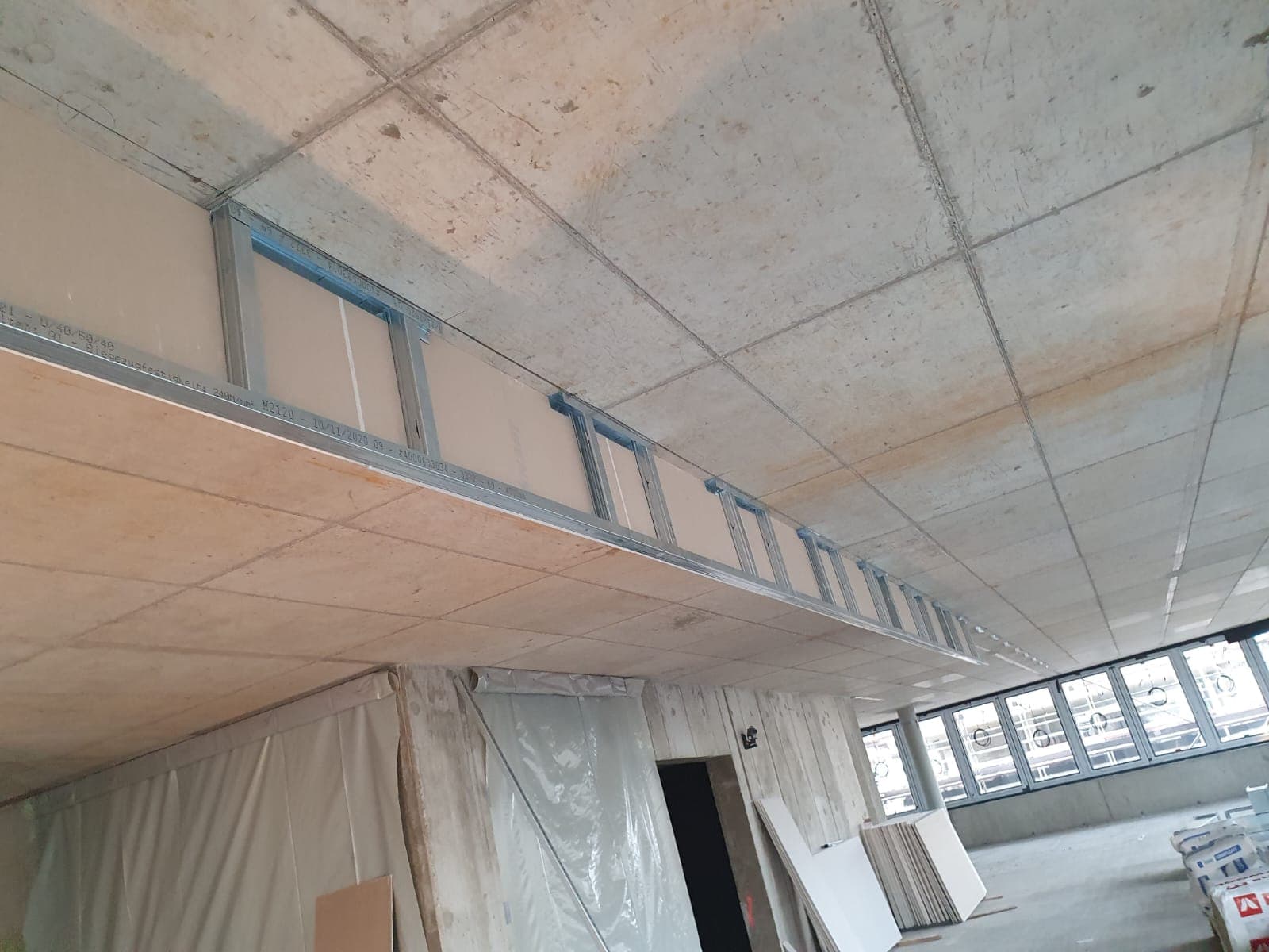 Unterkonstruktion einer abgehängten Decke an einer Betondecke