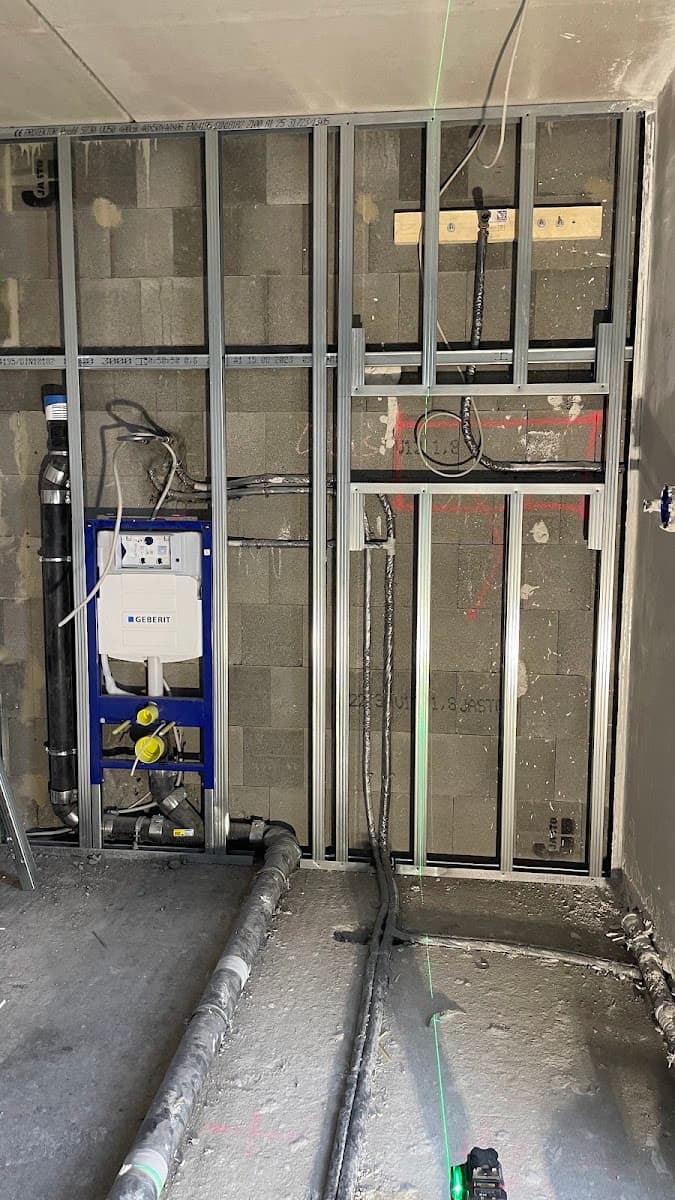 Ständerwerk mit eingebautem Geberit-Vorwandelement im Bad-Rohbau